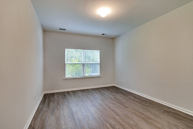 Building Photo - Conveniently located 3 bedroom, 2.5 bathroom townhome in The Commons subdivision