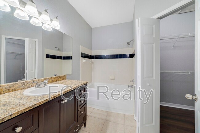 Building Photo - 6021 Westgate Dr