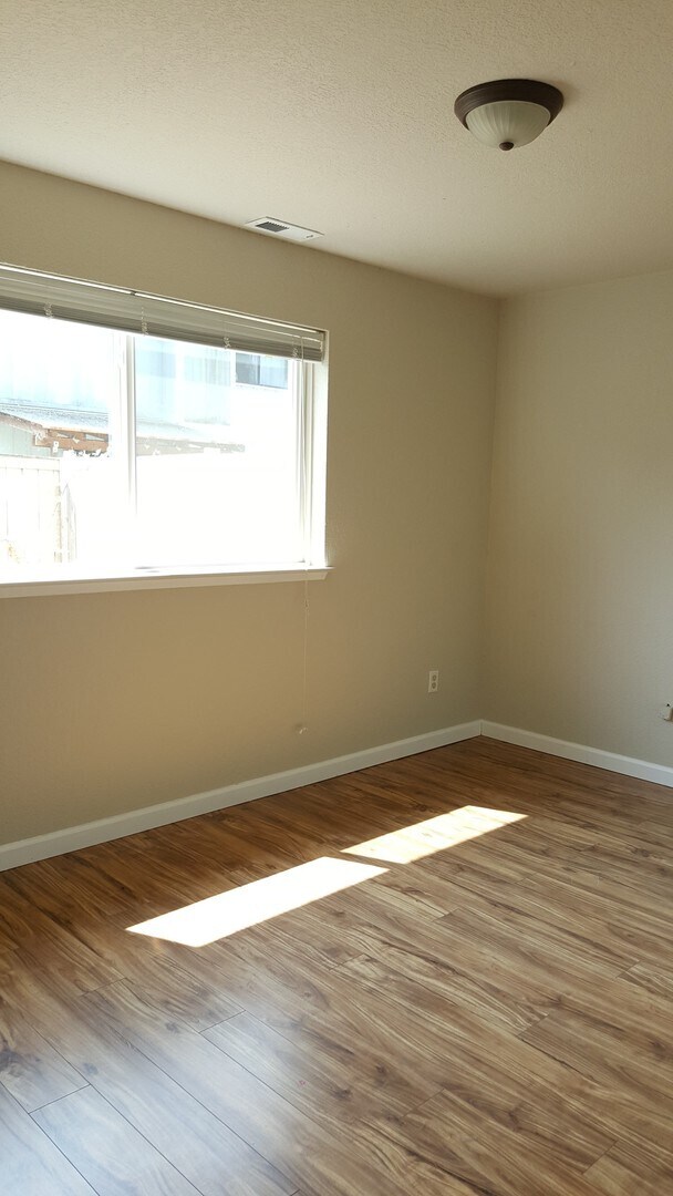 Building Photo - UNIVERSITY PLACE 4 bdrm, 2 bath, $2995 rent 6 month lease