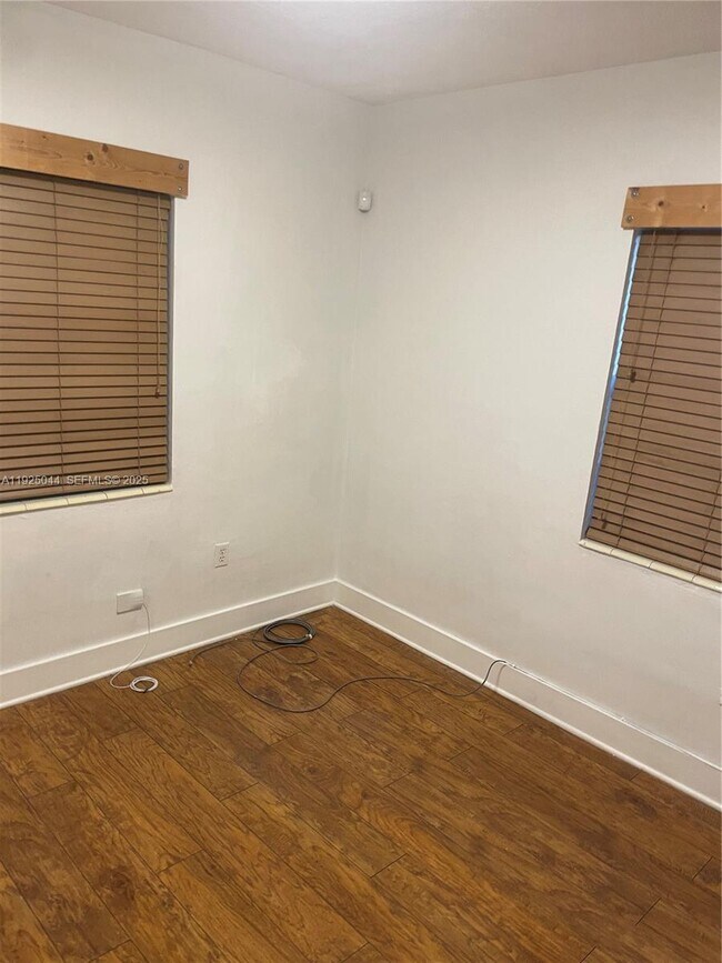 Building Photo - 705 E 9th Ct