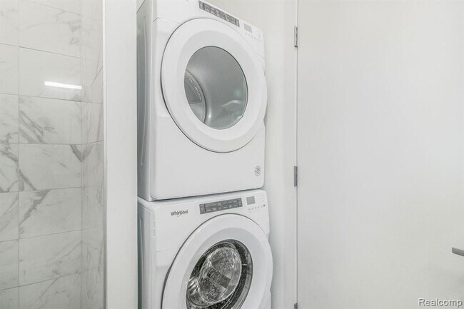 Building Photo - 7410 Kercheval Ave