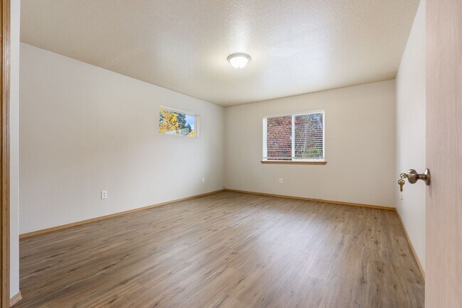 Building Photo - 4bed/2.5 Bath home - Available in SE Portland,