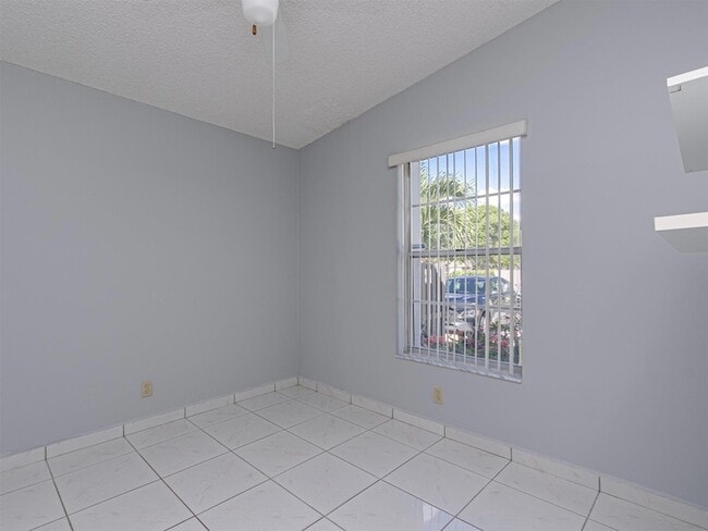 Building Photo - 556 Woodgate Cir