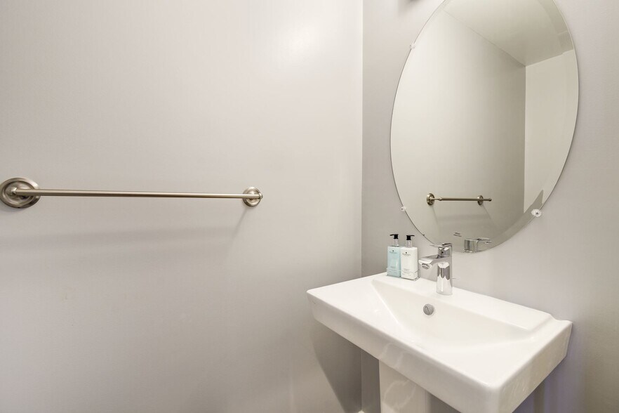 Building Photo - 2122 3rd St NE