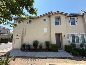 Building Photo - Lovely Laguna Pointe Condo!