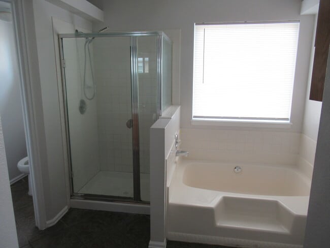 Building Photo - 3190 Leoti Dr