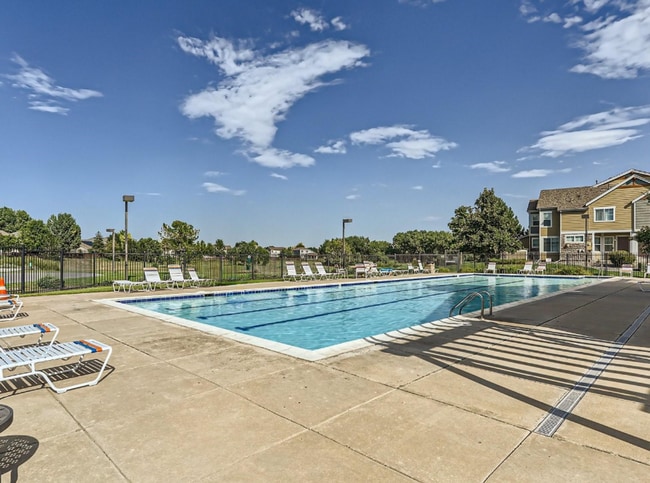 Building Photo - Lovely 2 bedroom, 3 bathroom townhome! Poo...