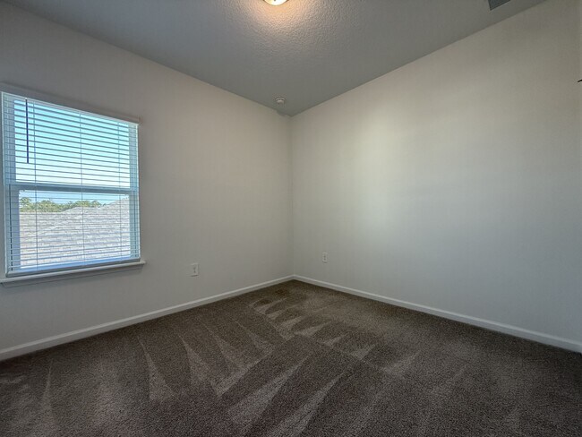 Building Photo - 104 Charmer Trce