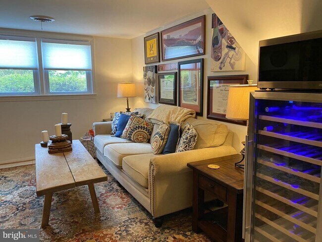 Building Photo - Show stopper