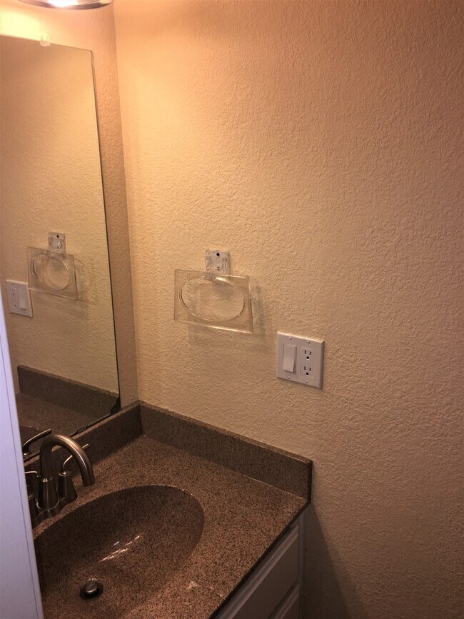 Building Photo - **EXCELLENT 3br/2.5ba/2carport TOWNHOUSE (GUADALUPE & GILBERT)**