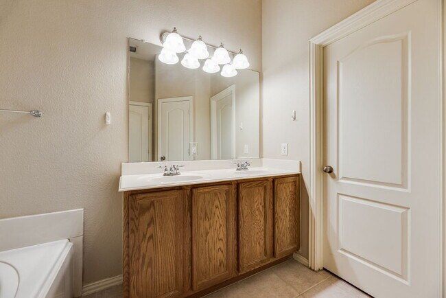 Building Photo - "Spacious 4-Bedroom with 2 Baths and 2,116 Sq Ft in Little Elm!"