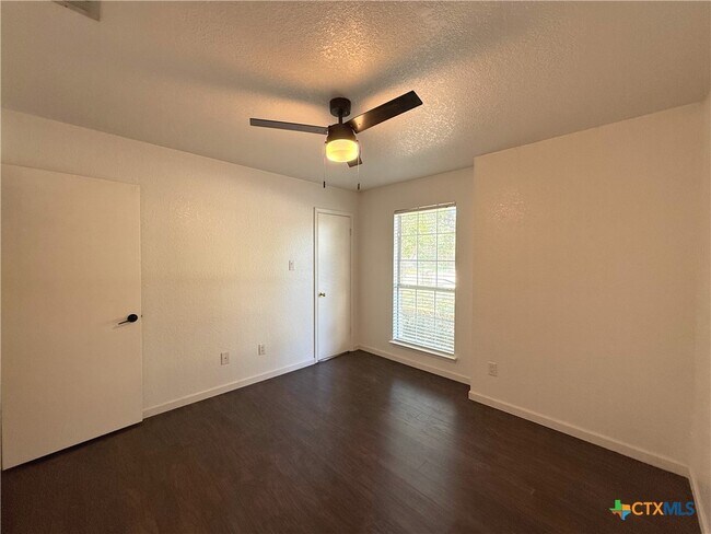 Building Photo - 1813 Cedar Ln