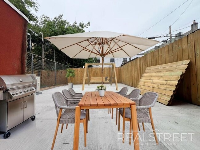 Building Photo - Massive 4BD/4BA Duplex with Office & Priva...