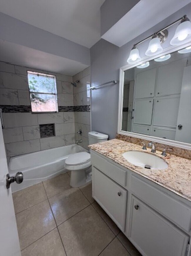 Building Photo - Really spacious 4bed/2bath single family home