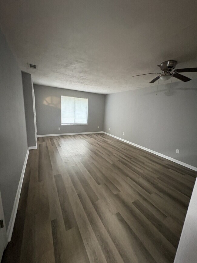 Building Photo - Recently Remodeled 2 Bedroom 1 Bathroom Duplex!