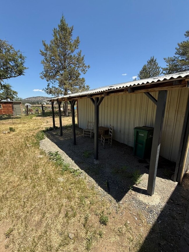 Building Photo - Adorable Renovated Farmhouse!