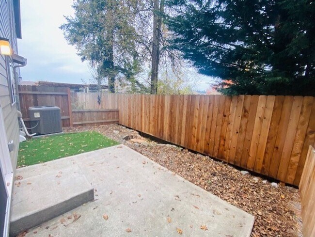 Building Photo - Beautiful Newer Home in Terrific Salmon Creek Location