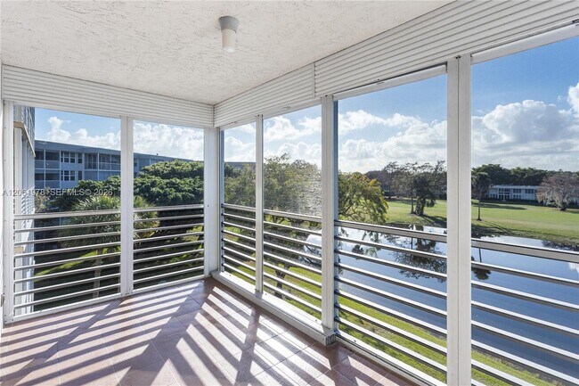 Building Photo - 4030 W Palm Aire Dr