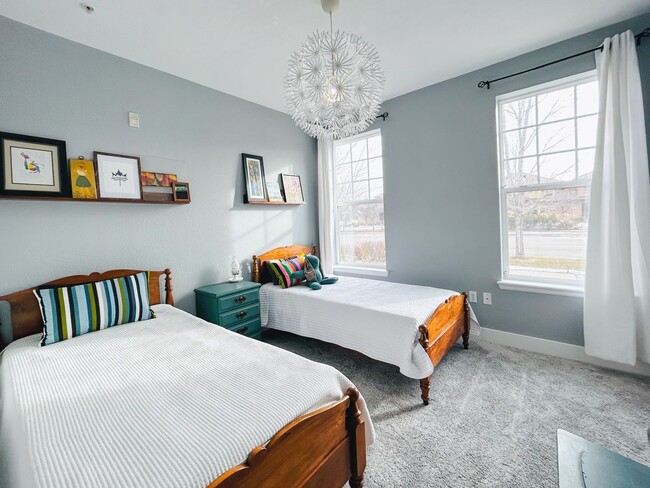 Building Photo - Beautiful Central Park Condo!