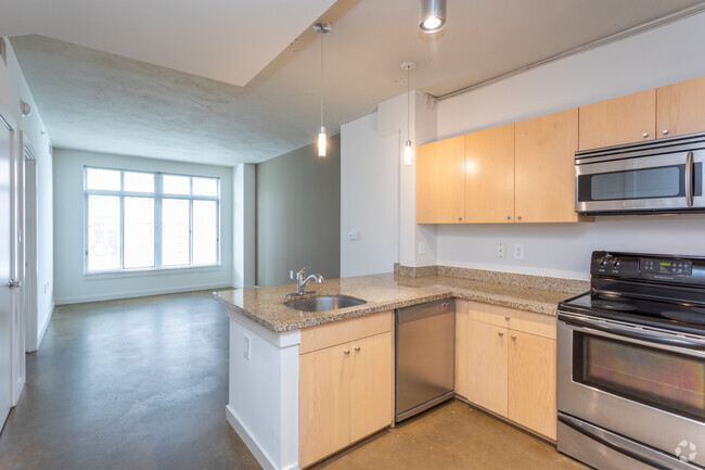 1BR, 1BA - 652 SF - Park Triangle