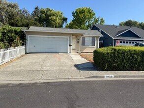 Building Photo - 3 bedroom 2 Bath House with 2 car garage in Rohnert Park