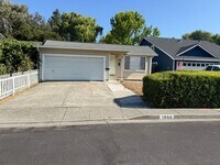 Building Photo - 3 bedroom 2 Bath House with 2 car garage in Rohnert Park