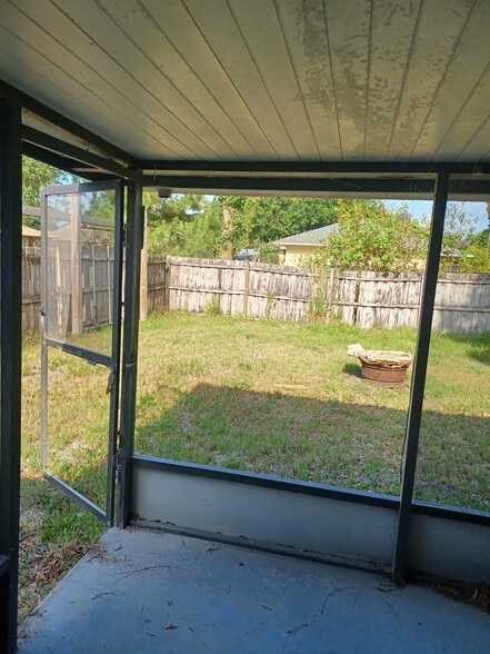 Building Photo - 605 18th Ct
