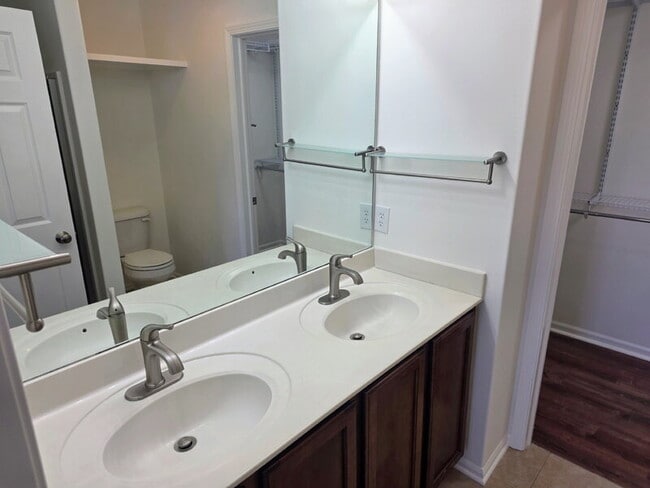 Building Photo - 2215 NW Bayberry Ln