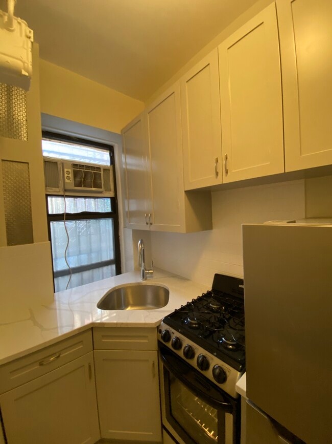 Building Photo - 446 E 78th St