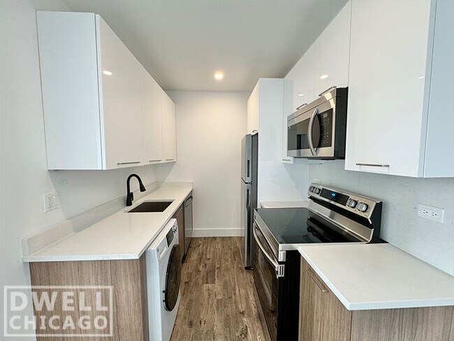 Building Photo - 901 W Carmen Ave