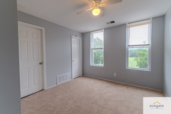 Building Photo - 1034 N Eden St