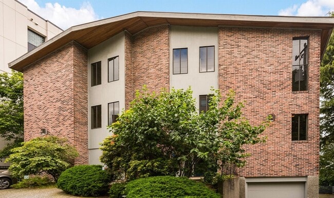 Building Photo - Boutique Condo with Stunning Views of Elliot Bay!