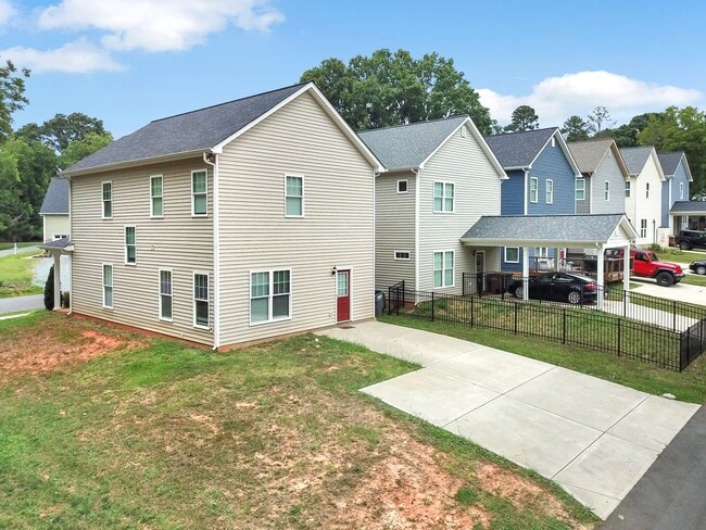 Building Photo - Two Story Cottage In Historic Waxhaw