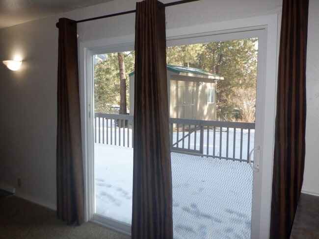 Building Photo - Remodeled SW Bend Single Level Home on Spa...