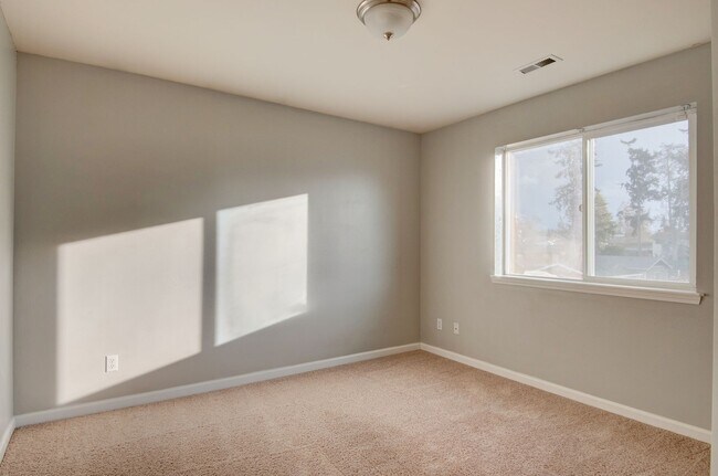 Building Photo - 5-Bedroom Home with Primary Bedroom on Main Floor