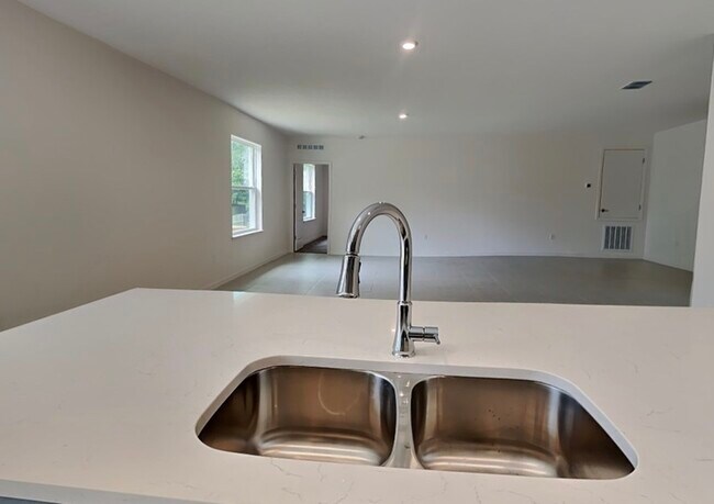 Building Photo - 1330 Chris Ave