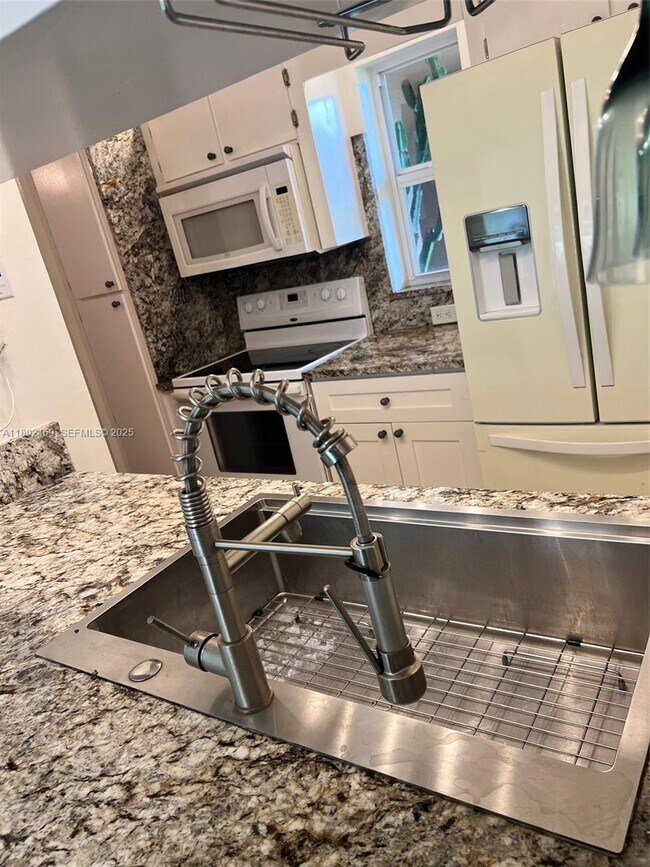 Building Photo - 10181 Twin Lakes Dr