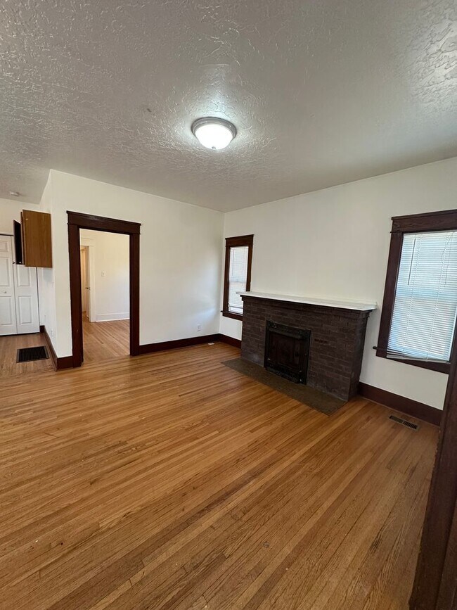 Building Photo - 5 Bedroom House Available Now