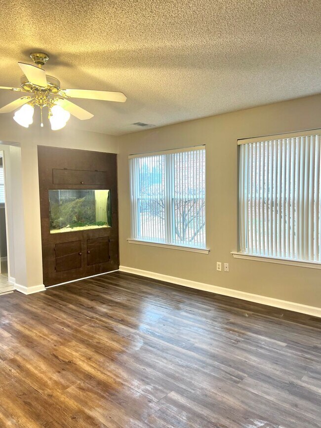 Building Photo - Nice 3 bedroom 2 bath home located in Sunset Trace