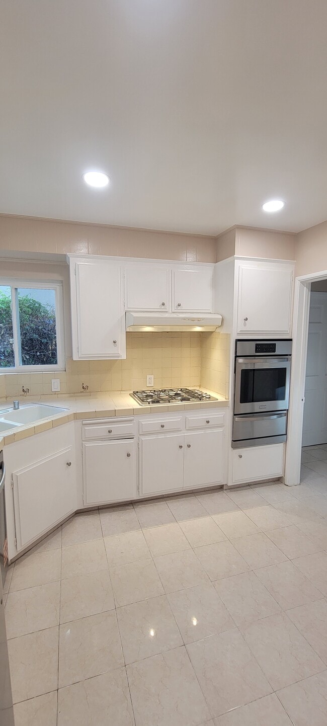 Building Photo - 1907 Overland Ave