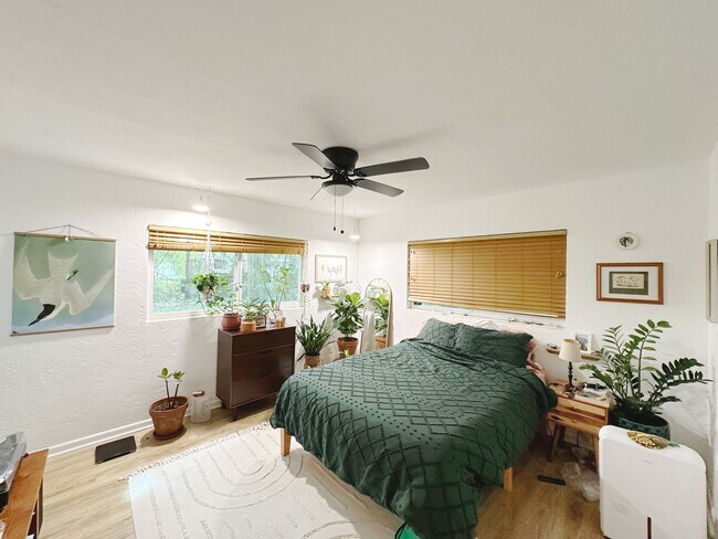 Building Photo - Beautiful, Renovated 4 Bedroom, 2 Bathroom...