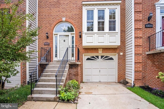 Building Photo - Stunning Ashburn Townhome with Endless Appeal
