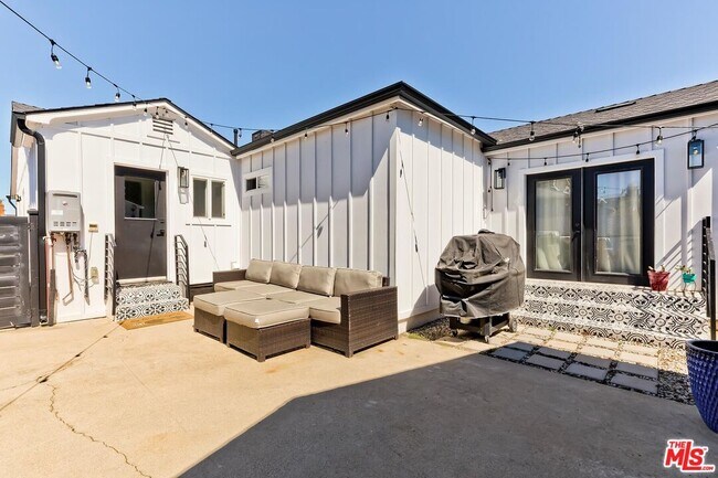 Building Photo - 6700 W 85th Pl