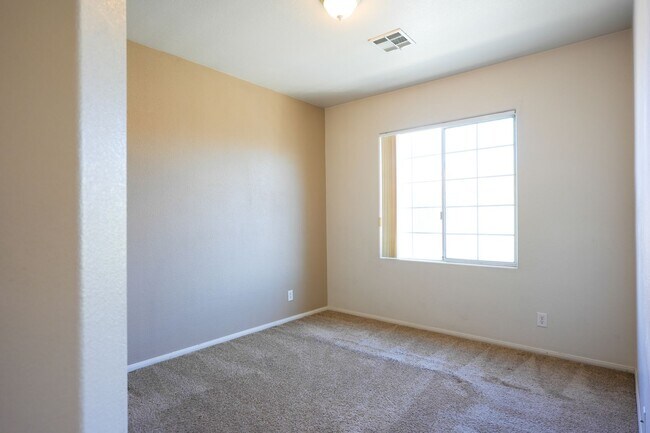 Building Photo - 3 Bed / 2.5 Bath Townhome with Loft, 2 Car Garage & Spacious Backyard – Southern Highlands