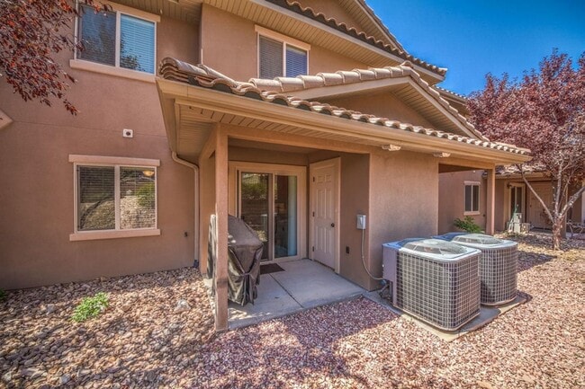 Building Photo - Beautiful townhome near little valley