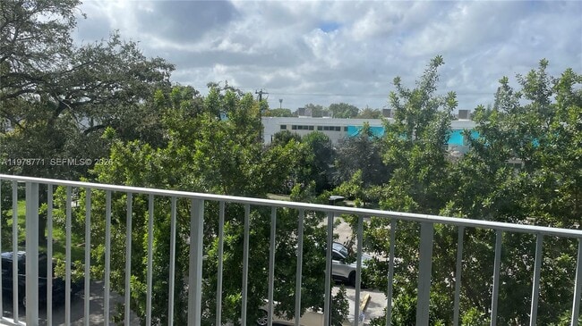 Building Photo - 650 NE 64th St