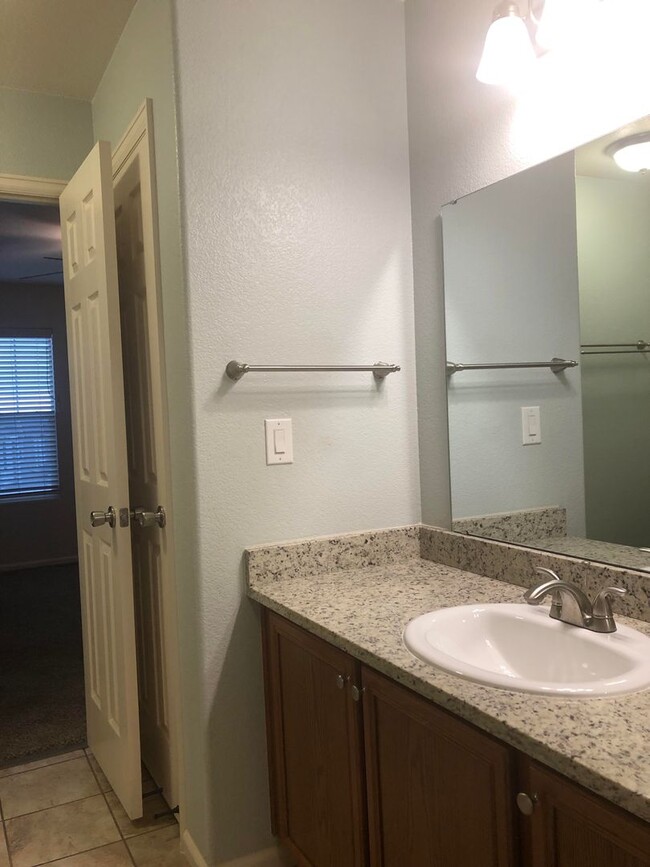 Building Photo - Well Maintained 2 Bed 3 Bath 2 Car Two-sto...
