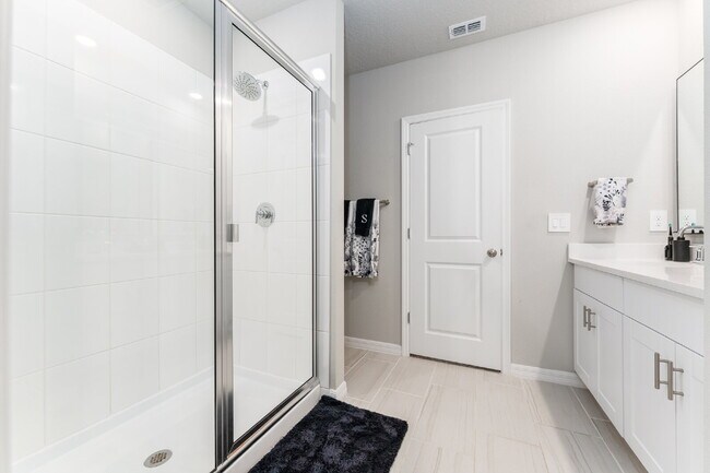 Building Photo - Spacious & Beautifully designed 4 Bedroom/...