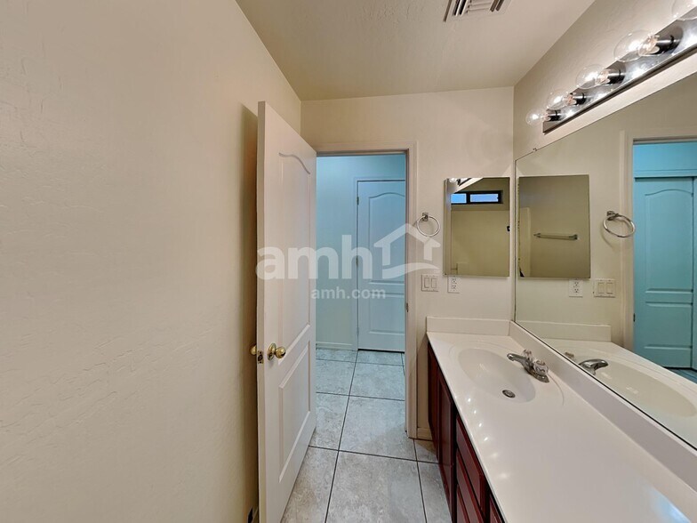 Building Photo - 2033 W Vineyard Plains Dr