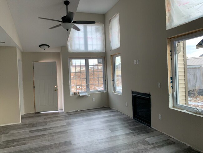 Building Photo - Beautiful 3 Bedroom Townhome